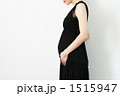 お腹を撫でる妊婦 1515947