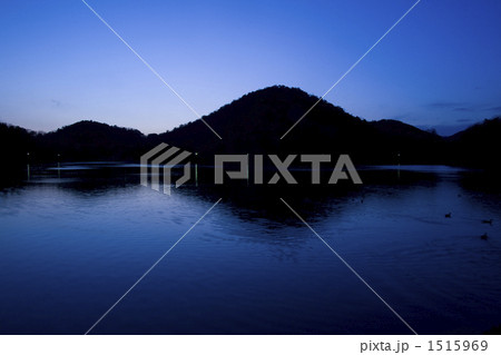 水面に映る夕暮れの山々 1515969