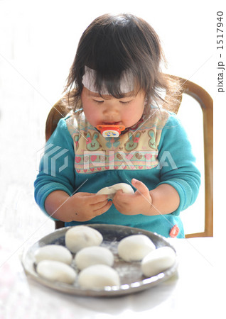 お手伝いをして遊ぶ女の子 1517940