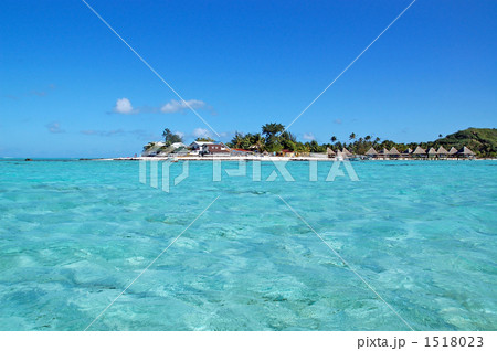 タヒチの絶景 透明度が綺麗なスカイブルーの海と小島 タヒチの絶景 透明度が綺麗なスカイブルーの海と小島 1518023