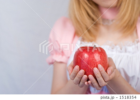 リンゴを持つメイドの写真素材