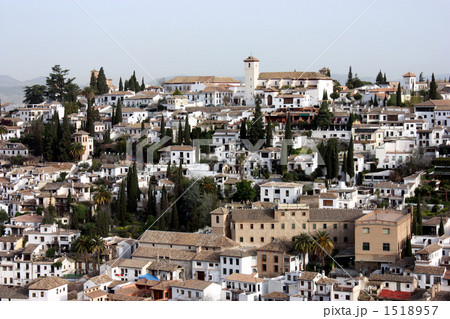 アルハンブラ宮殿よりアルバイシン地区の朝日の景を望む 1518957