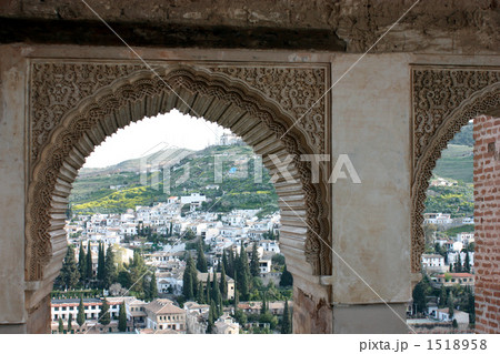 アルハンブラ宮殿よりアルバイシン地区の朝日の景を望む アルハンブラ宮殿よりアルバイシン地区の朝日の景を望む 1518958