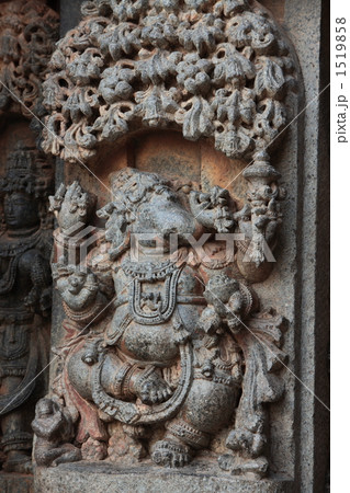 ソムナートプルのケーシャヴァ寺院の壁面の神像彫刻 1519858