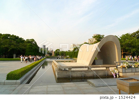 8月6日広島平和記念日に原爆慰霊碑に平和祈念 1524424