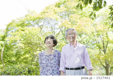 散歩するシニア夫婦 1527401