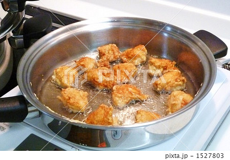 唐揚げ揚げてます 1527803