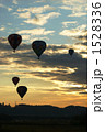 朝焼けと飛び立つ熱気球 1528336