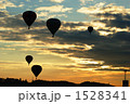 朝焼けと飛び立つ熱気球 1528341