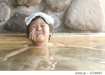 温泉 こども 子供 お風呂の写真素材