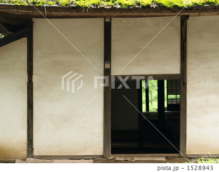 古い民家の白壁と裏口 1528943