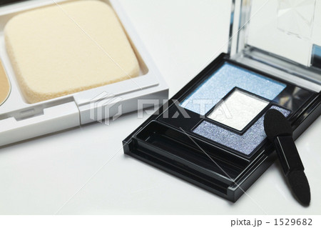 青色のアイシャドウ 青色のアイシャドウ 1529682