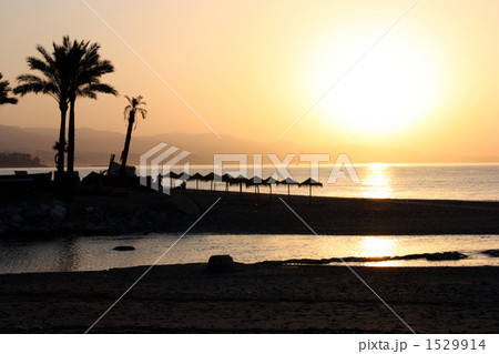 スペインのリゾート地コスタ・デル・ソルのマルベーリャの海岸の夜明け 1529914