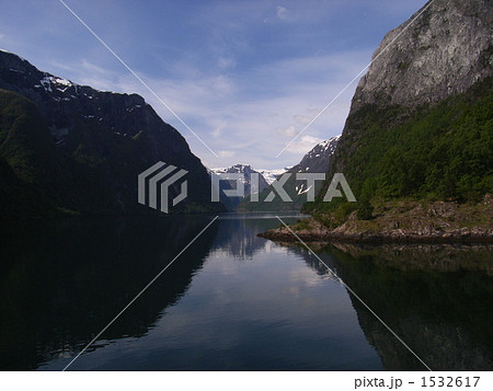 鏡の様に映しだす壮大なソグネフィヨルド 1532617