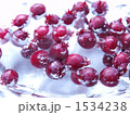 水に浮かぶベリー 1534238