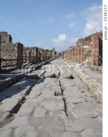 ポンペイ遺跡にて　石畳の上に出来た轍跡 1536157