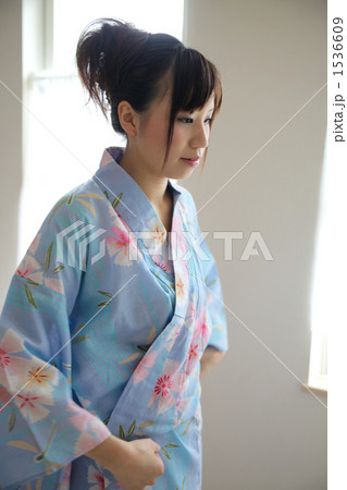浴衣を着付ける女性 1536609