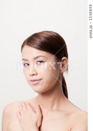 肩に手を添える２０代女性 1536839