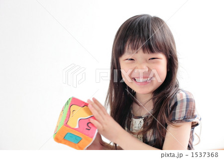幼児教育を受ける幼い女の子 幼児教育を受ける幼い女の子 1537368