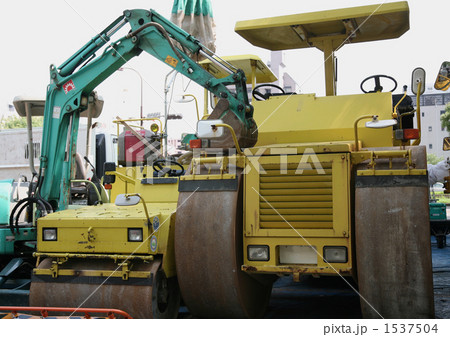 寄り添う工事車両たち 1537504