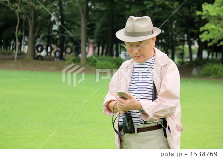 携帯電話を見るシニア男性A 1538769