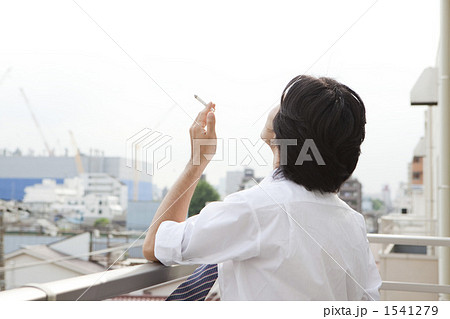 タバコを吸う男性 タバコを吸う男性 1541279