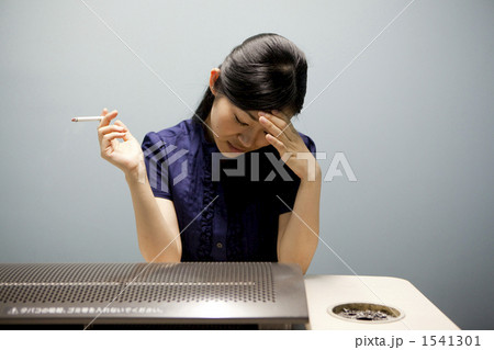 タバコを吸う女性 1541301