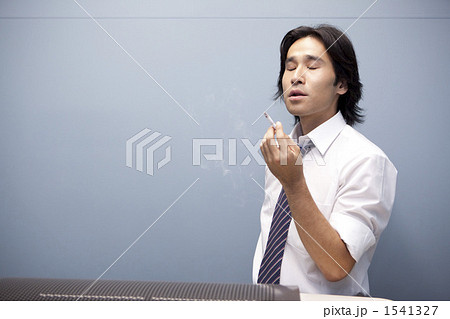 タバコを吸うビジネスマン 1541327