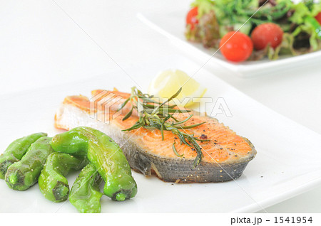 サーモンソテーとサラダ 1541954