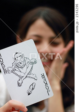 トランプ (女性 カジュアル ゲーム 遊び おもちゃ 外国人 ハーフ 女子大生) トランプ (女性 カジュアル ゲーム 遊び おもちゃ 外国人 ハーフ 女子大生) 1543296