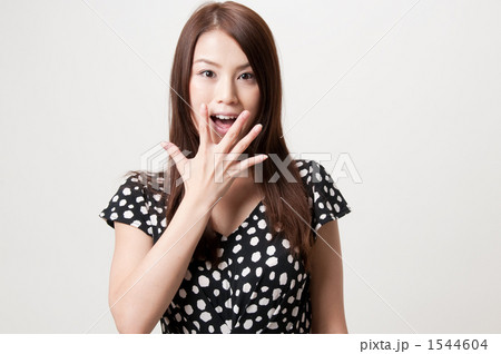 驚く２０代の女性 1544604