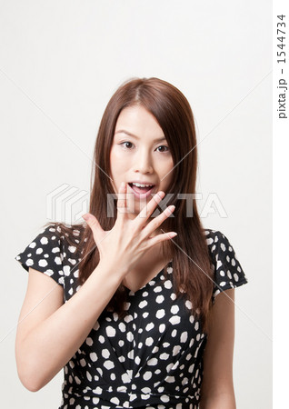 驚く２０代の女性 1544734
