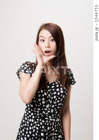 ささやく20代の女性 ささやく20代の女性 1544755