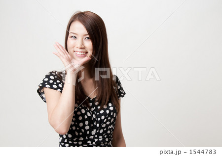 ささやく２０代の女性 1544783