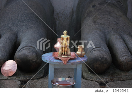 ゴーマテーシュワラ(バーフバリ)の像の足元の祖師像 ゴーマテーシュワラ(バーフバリ)の像の足元の祖師像 1549542