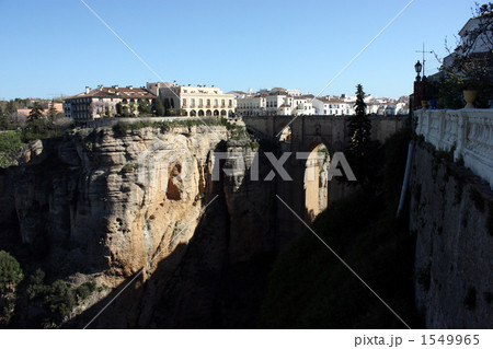 渓谷の街ロンダのヌエボ橋近くのパラドール・デ・ロンダ 1549965