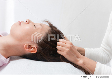 頭のマッサージ 頭のマッサージ 1550666