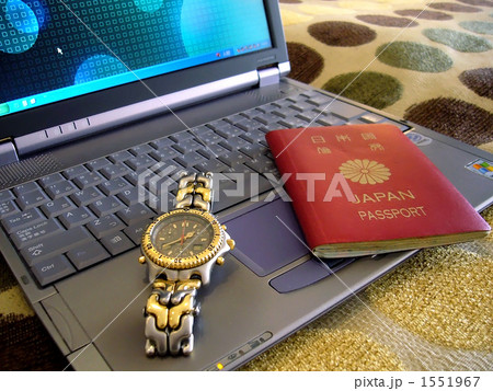 ノートパソコンとパスポート 海外出張の必需品 1551967