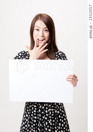 メッセージボードを持つ２０代の女性 1552057