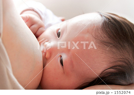 授乳 お乳 赤ちゃんの写真素材 授乳 お乳 赤ちゃんの写真素材