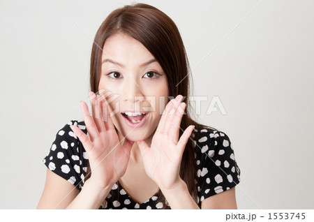 ささやく20代の女性 ささやく20代の女性 1553745