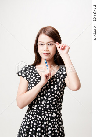 ペンを持つ20代の女性 ペンを持つ20代の女性 1553752