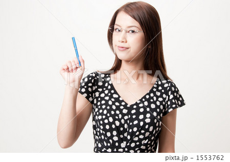 ペンを持つ２０代の女性の写真素材