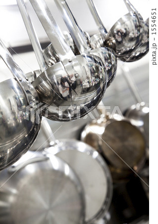 並んだレードルとフライパン 1554651