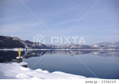 冬の田沢湖の写真素材