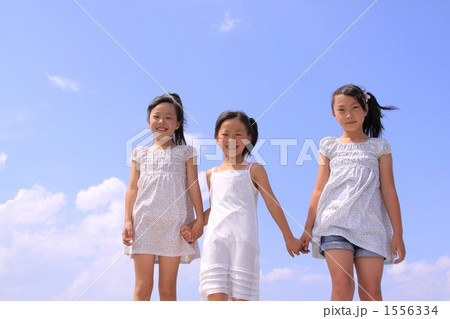 芝生の上の女の子たち 1556334