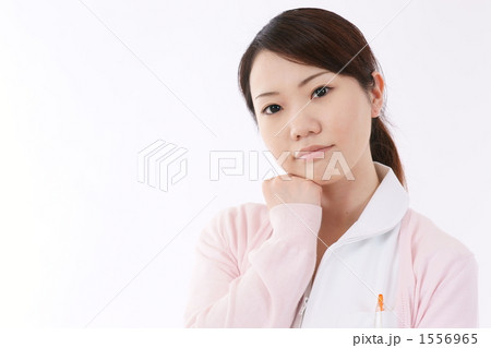 悩む看護師 悩む看護師 1556965