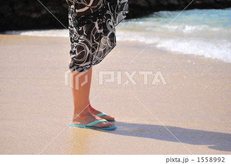 砂浜に立って海を眺める女性 1558992