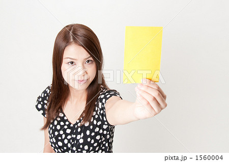イエローカードを持つ20代の女性 イエローカードを持つ20代の女性 1560004
