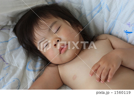 裸でお昼寝 1560119